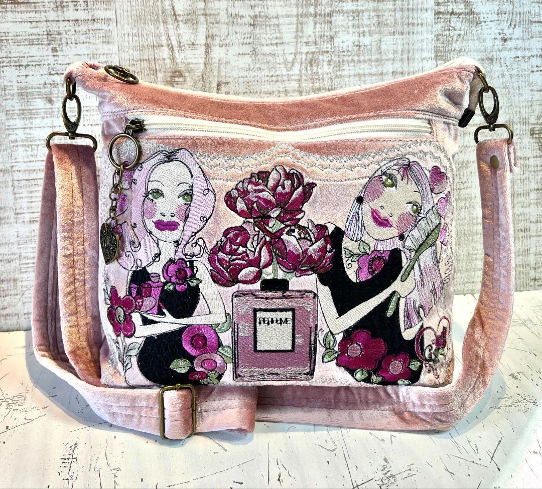 ロラライハリス♡ピンクベロア♡刺繍のふんわり軽量ショルダーバッグ ロラライハリス刺繍 トートバッグ＆ショルダーバッグ - kirara1122