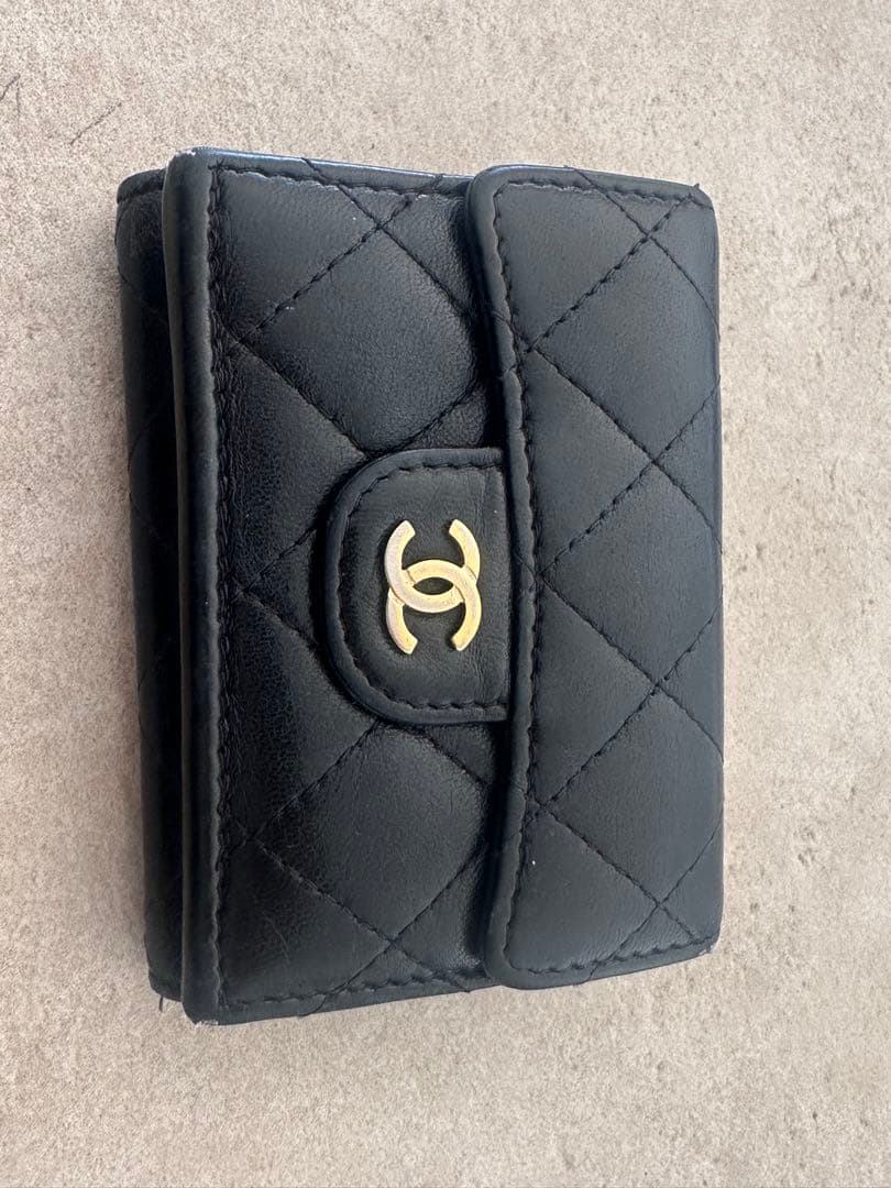 Chanel ブラック キルティング 三つ折り財布 CHANEL（シャネル） ミニ財布 3つ折り財布 スモールフラップウォレット