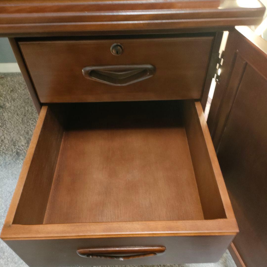 徳田家具製作所】デスク／官庁・議事堂納入実績メーカー｜ガラス天板