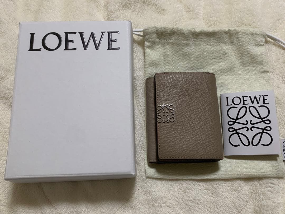 LOEWE ロエベ アナグラム トライフォールドウォレット サンド