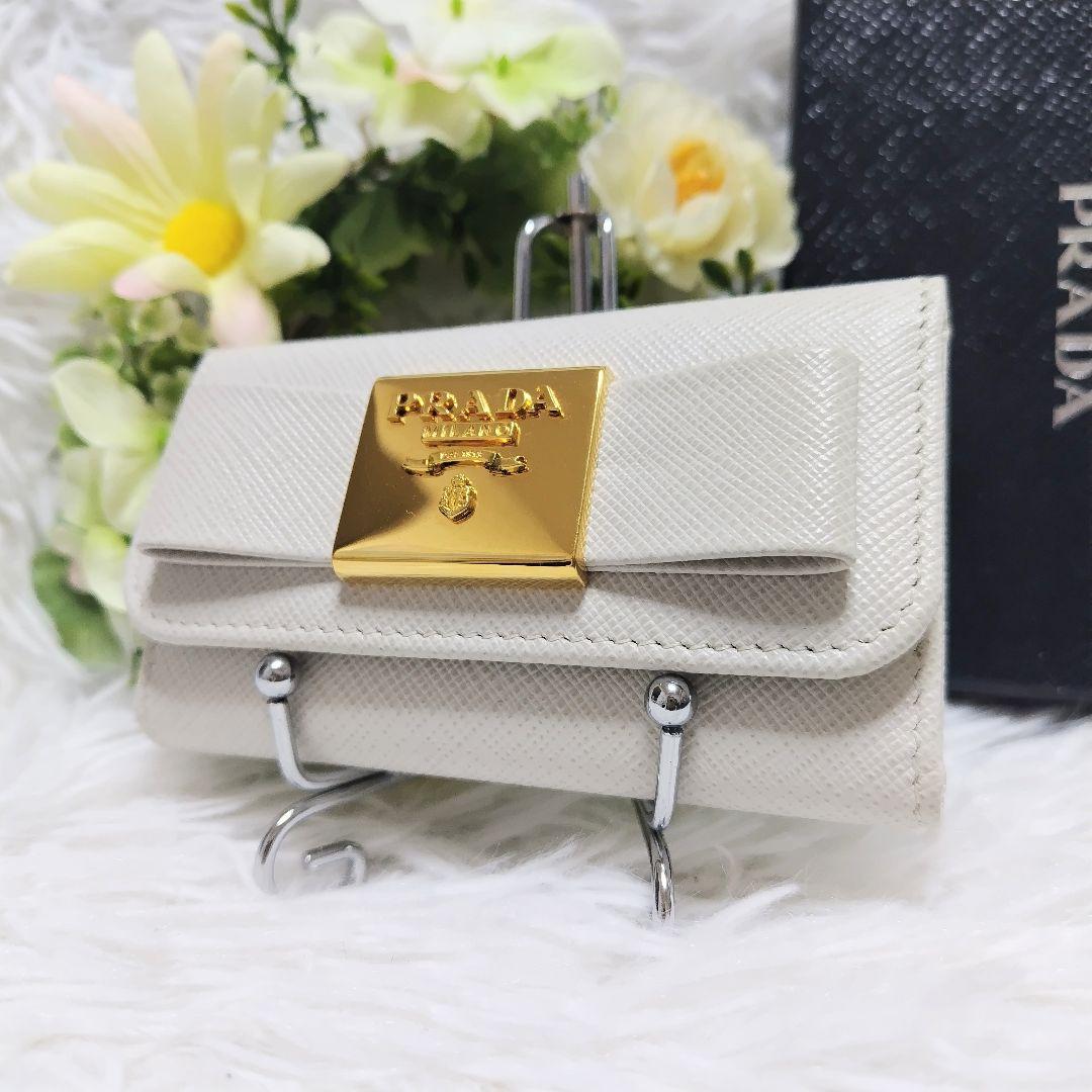 未使用級極美品✨プラダ♡6連キーケース　ロゴプレートりぼん　ゴールド金具ホワイト branddepot-tokyo_t9144