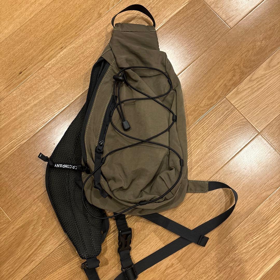 C.P. COMPANY ボディバッグ オリーブ C.P. COMPANY（シーピーカンパニー） ボディバッグ 18CMAC298A 110188G