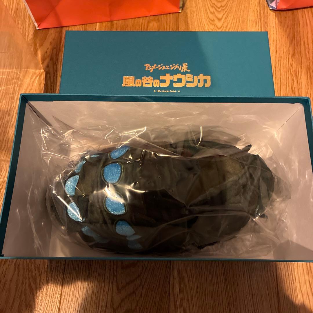 アニメージュとジブリ展　王蟲　ぬいぐるみ 王蟲を並べてみたり、手のひらに乗せてみたり。みなさまの元に早くお