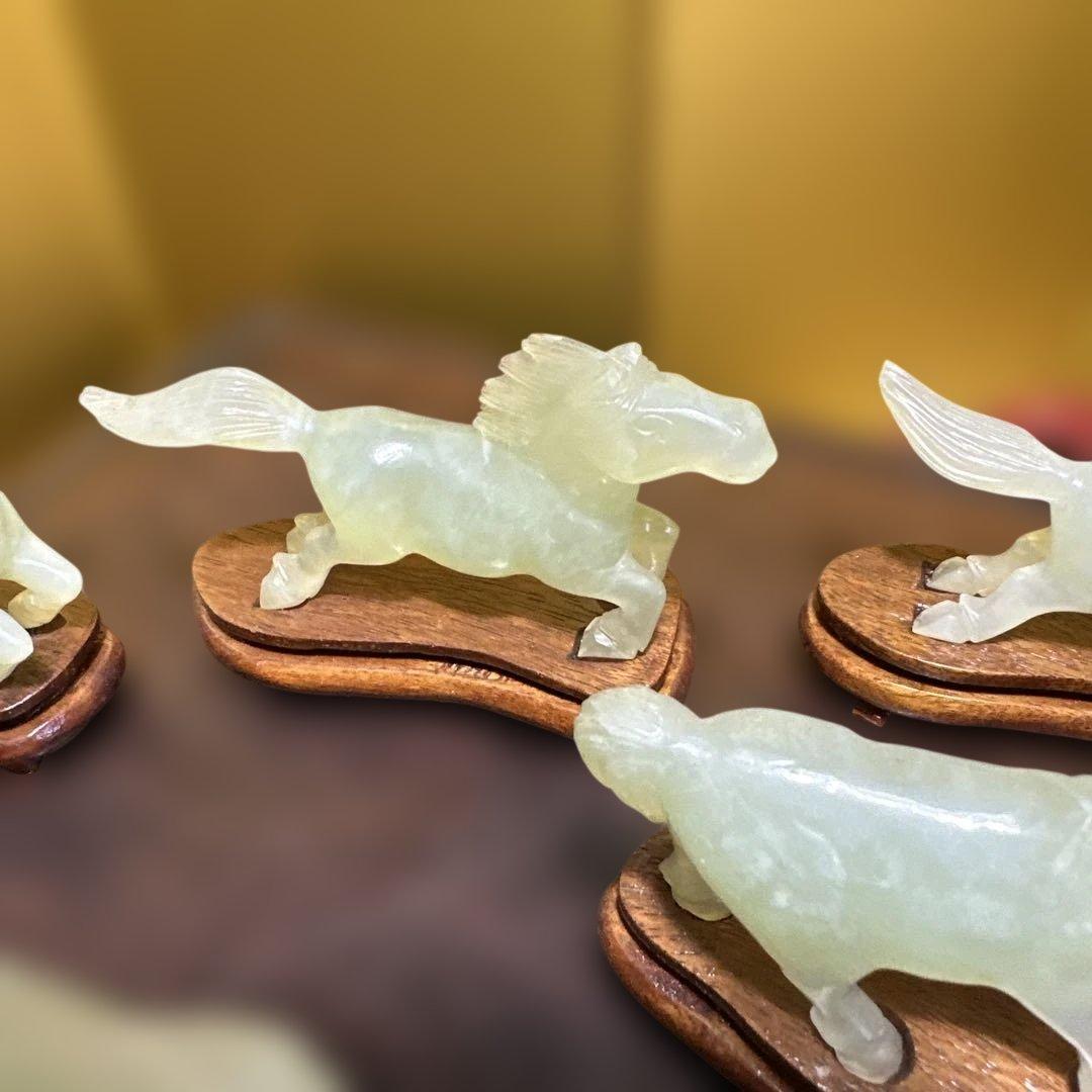 玉石，置物，彫刻，インテリア，翡翠製馬の彫刻8体セット - メルカリ