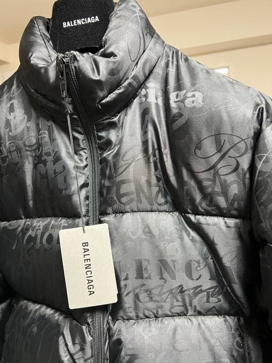 バレンシアガ BALENCIAGA Cシェイプ ダウン パファー - メルカリ
