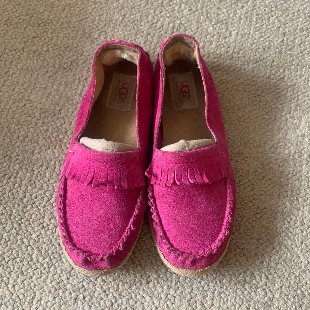 UGG フリンジ付きピンクモカシン/スリッポン - メルカリ