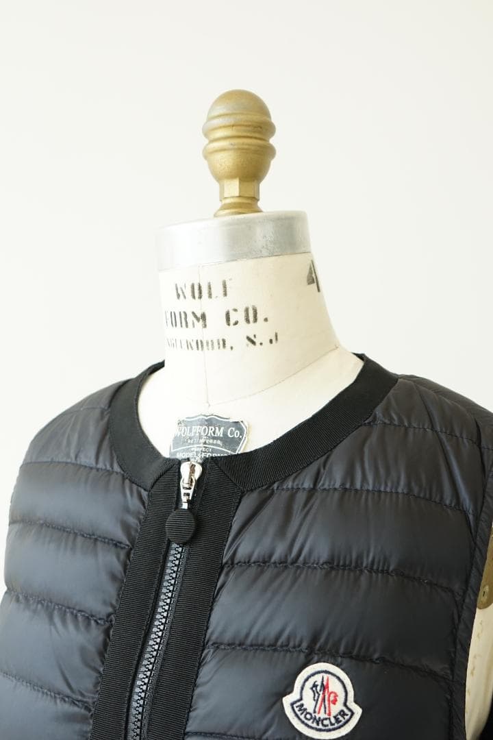 MONCLER × sacai HITOMI モンクレール サカイ ダウンベスト - メルカリ