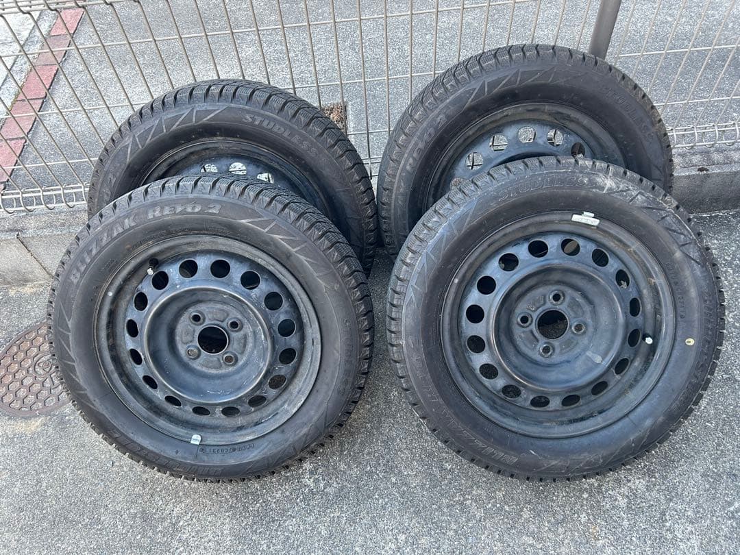 値下可！アクア用スタッドレスタイヤセット 15インチ 新型アクア にスタッドレスタイヤセット。凍結 & 積雪対策に