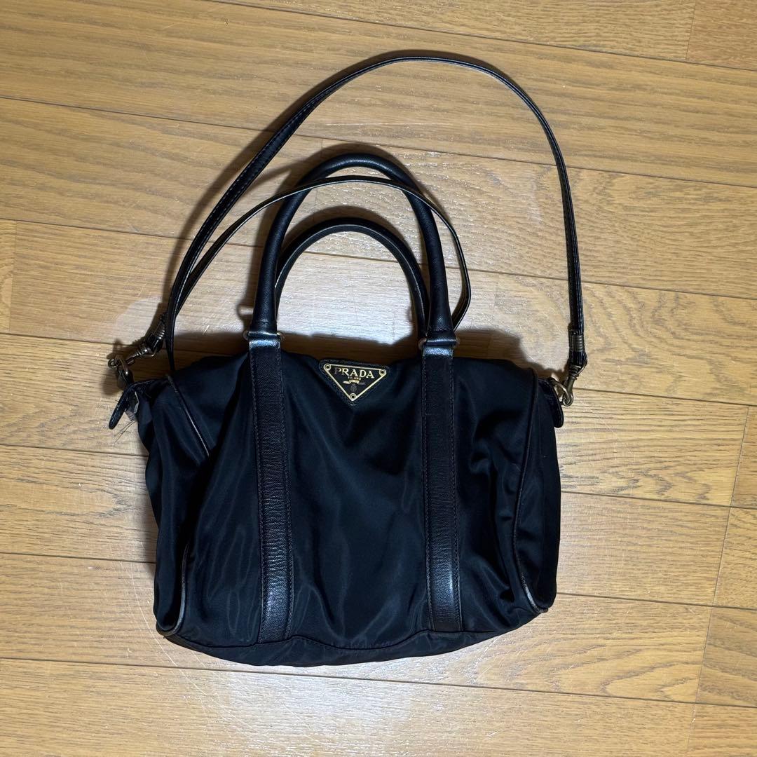 PRADA バッグ　ナイロン　ブラック Black Prada Traveller Medium Padded Re-nylon Bag | PRADA