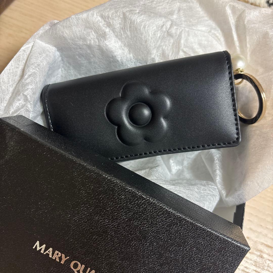 MARY QUANT キーケース　パール ギフトに最適☆MARY QUANT エンボスデイジーパール キーケース (MARY
