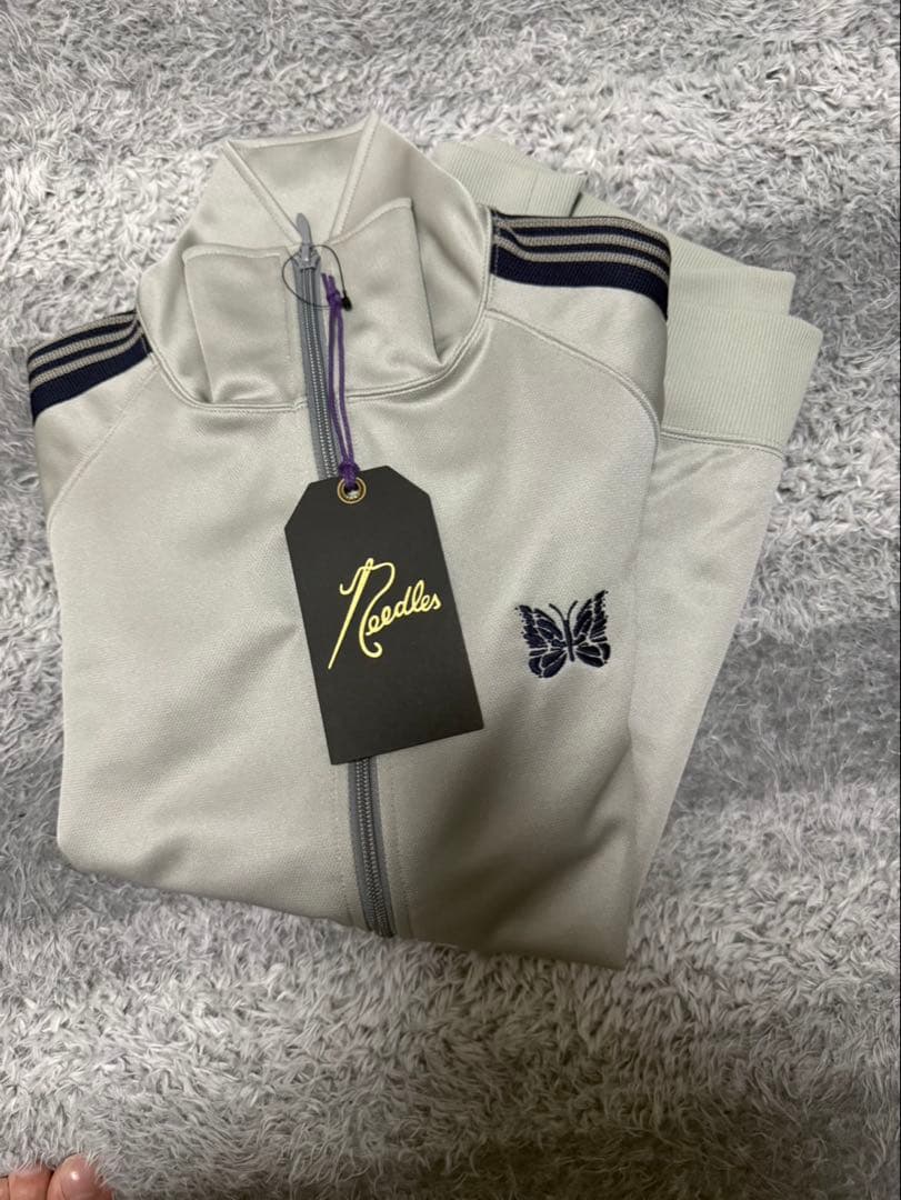 大人気！！Needles トラックジャケット 蝶刺繍 ベージュ タグ付き 正規品 ニードルズ“蝶＆フクロウ”刺繍入りトラックジャケット、ドレイクの