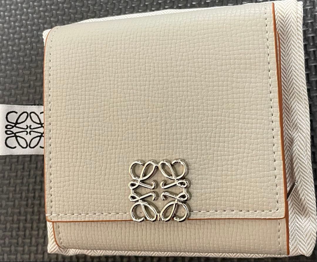 LOEWE アナグラム 三つ折り財布 ホワイト LOEWE（ロエベ） ANAGRAM SMALL VERTICAL WALLET C821S33X01 三つ折り