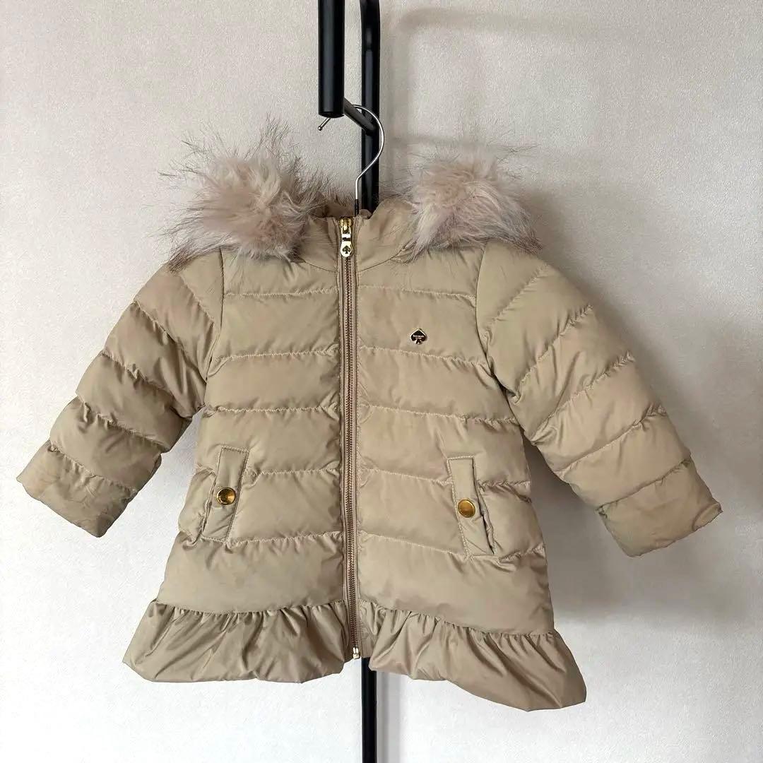 定価3.5万ケイトスペードファーフリルダウン90cmベージュロゴゴールド kate spade new york kids（ケイトスペードニューヨーク）の「トドラー