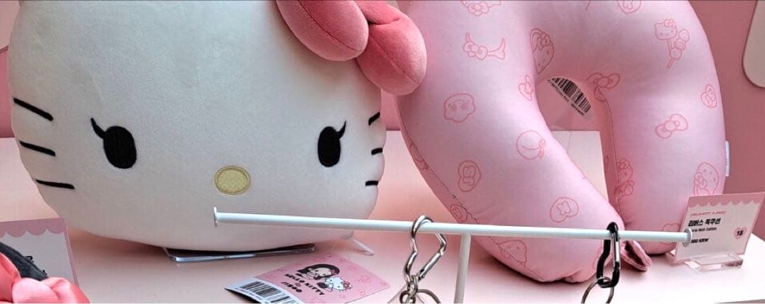 HELLO KITTY ☆JISOO/Reverse Neck Cushion - メルカリ