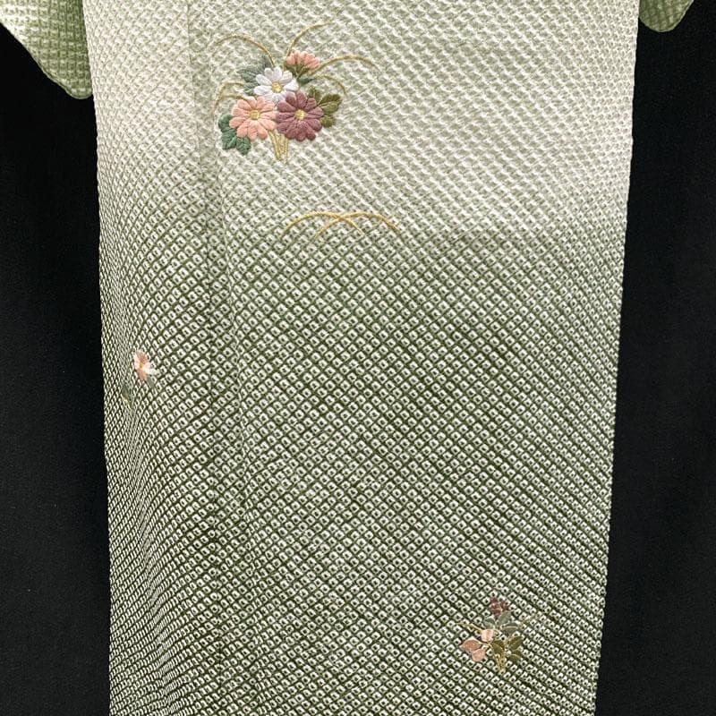 602mh35〇総絞り 付下げ やや身幅広め 刺繍 花 黄緑〇美品 - メルカリ