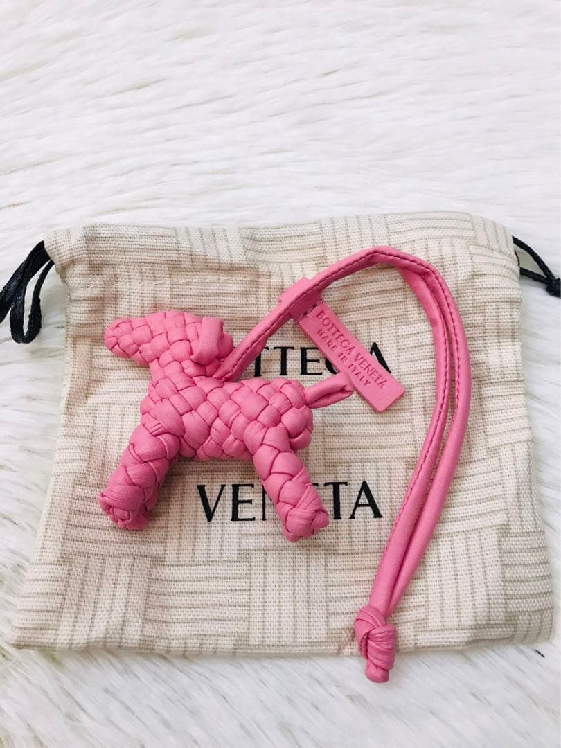 Bottega Veneta 犬型キーホルダー ダークグレー - メルカリ