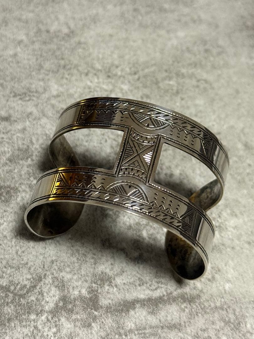 トゥアレグ族 刻印入り 両面彫りHシルバーバングル de6ce81348005741ea8947ca2d4a4d