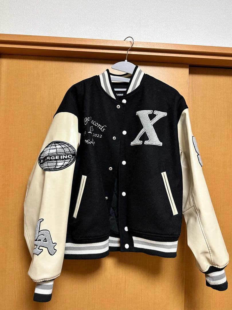 【同色同サイズ1点のみ！】XLARGE スタジャン ブラック 2023 XLARGE（エクストラ ラージ） スタジャン OG LOGO VARSITY JACKET