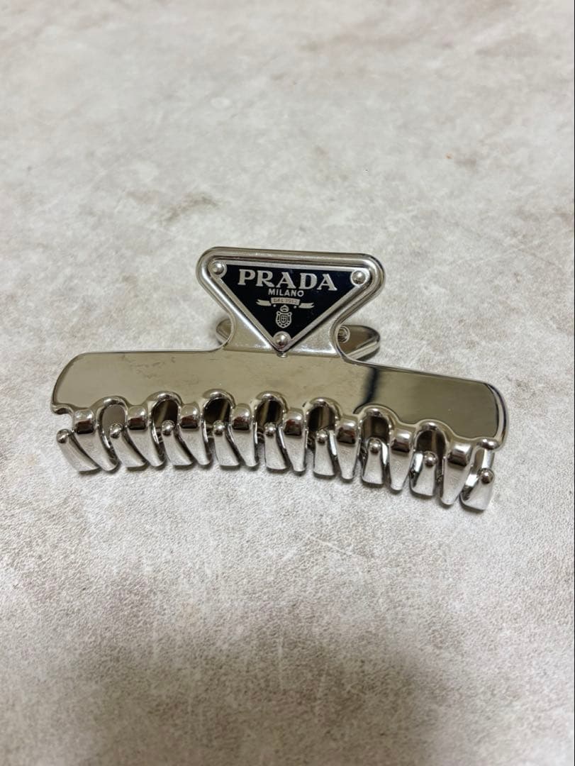 PRADA メタルヘアクリップ シルバー - メルカリ