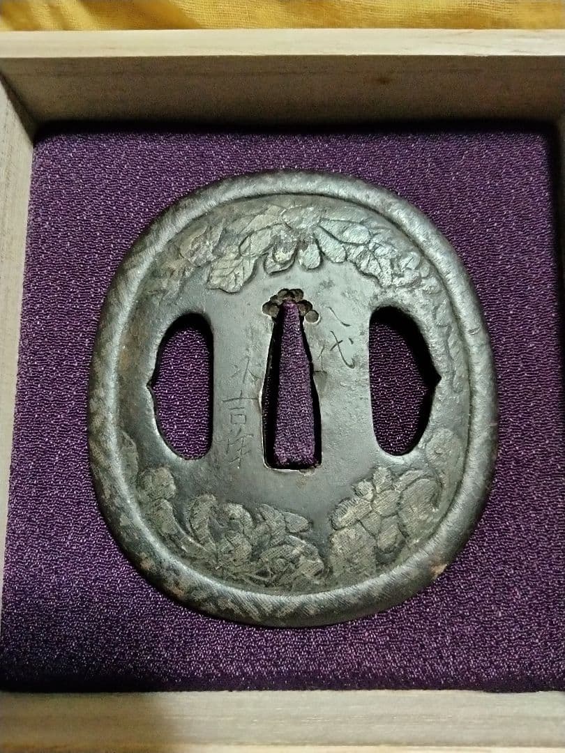 珍品　鉄鍔　鐔　(八代永吉作　菊花象嵌図)　江戸時代　志水永吉　甚吾　箱付き 八代甚吾 宝尽図鐔Jingo Design of treasure | 日本刀買取 販売、刀剣