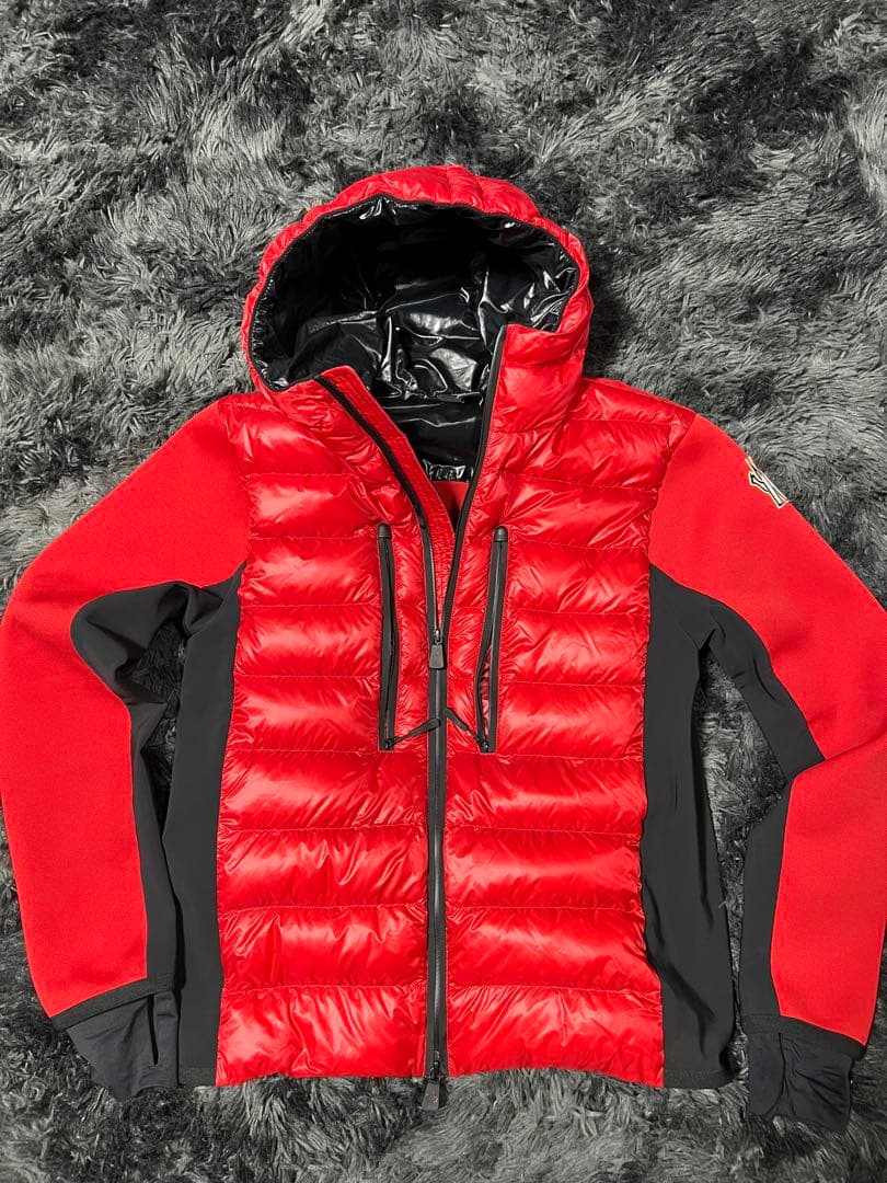 モンクレール ハイブリッド ダウンジャケット ニットダウン　赤黒 MONCLER（モンクレール） 送料無料 ダウンジャケット メンズ ブルゾン