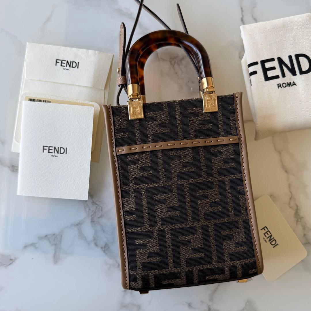 FENDI サンシャインショッパー　ミニ　ズッカ　ブラウン　ショルダーバッグ FENDI サンシャインショッパー ミニ ズッカ ブラウン ショルダーバッグ
