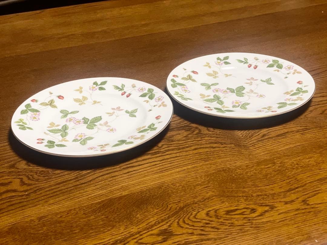 WEDGWOOD ワイルドストロベリー 黒壺/20.5cmお皿 2枚セット - メルカリ