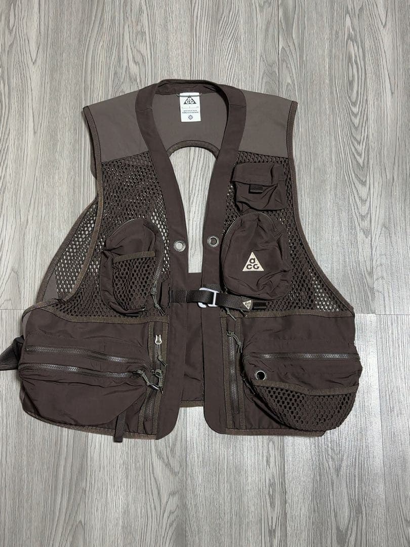 NIKE ACG フィッシングベスト S/P ブラウン NIKE ACG（ナイキエィシージー）の「NIKE AS U ACG BUTTLES VEST