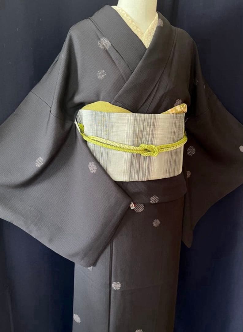 【小紋】　濃紺お召絹地に 雪輪　飛び柄　彫りと染め作家物　素敵な装い 小紋】 濃紺お召絹地に 雪輪 飛び柄 彫りと染め作家物 素敵な装い