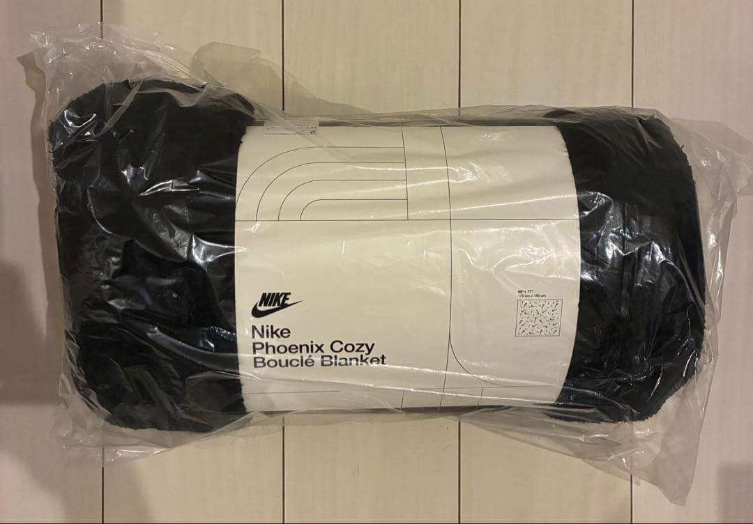 防寒アイテム 大判ブランケット　オーバーサイズ　 ブラック ナイキ ナイキ（NIKE）（メンズ、レディース）オーバーサイズ ブークレニット