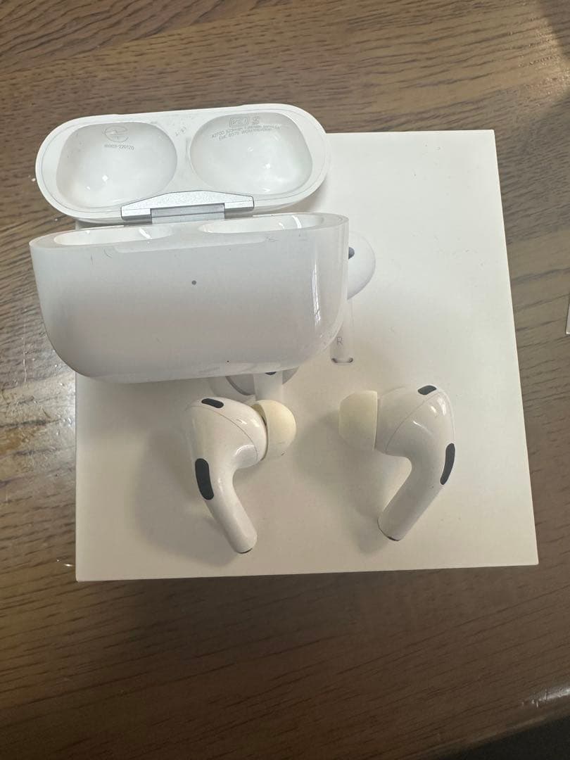 Apple AirPods Pro2 中古正規品 ライトニングモデル　難あり AirPods Pro 第2世代 MagSafe充電 Lightning MQD83の買取価格｜中古