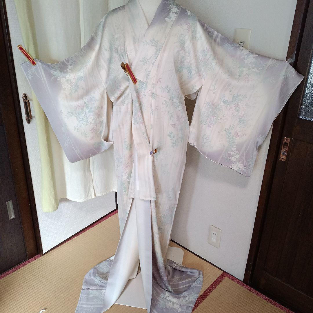 訪問着 花柄薄いホワイトベージュ 袖、裾薄紫染め 白雪姫の様です 訪問着 辻が花染め 新品 総柄訪問着 フォーマル 式事 パーティー 御