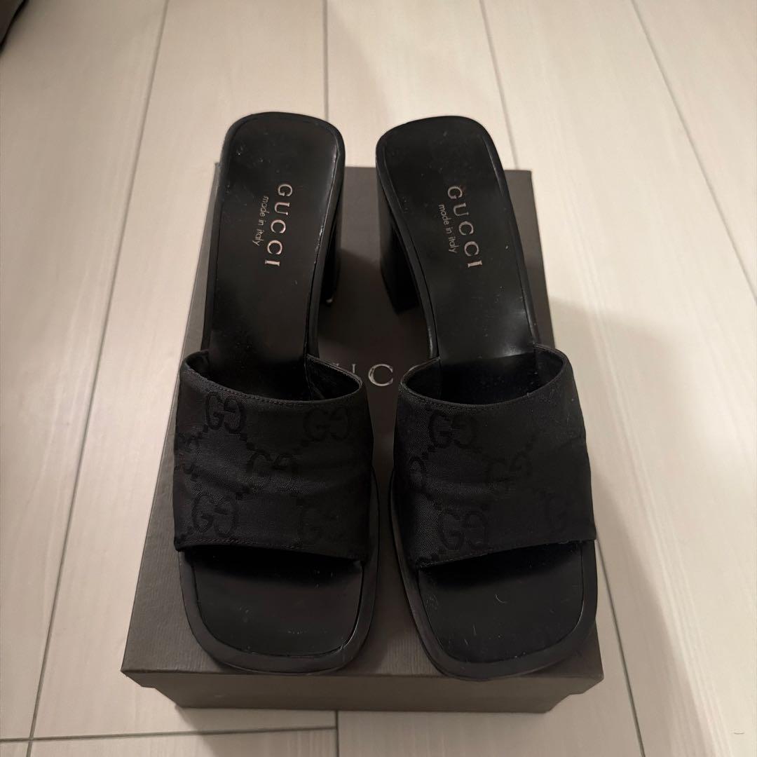GUCCIのブラックGGロゴ ヒール - メルカリ