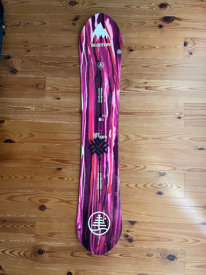 スノーボード BURTON DAY TRADER 152 Family Tree Burton Family Tree Day Trader Snowboard - Alter Ego Sports