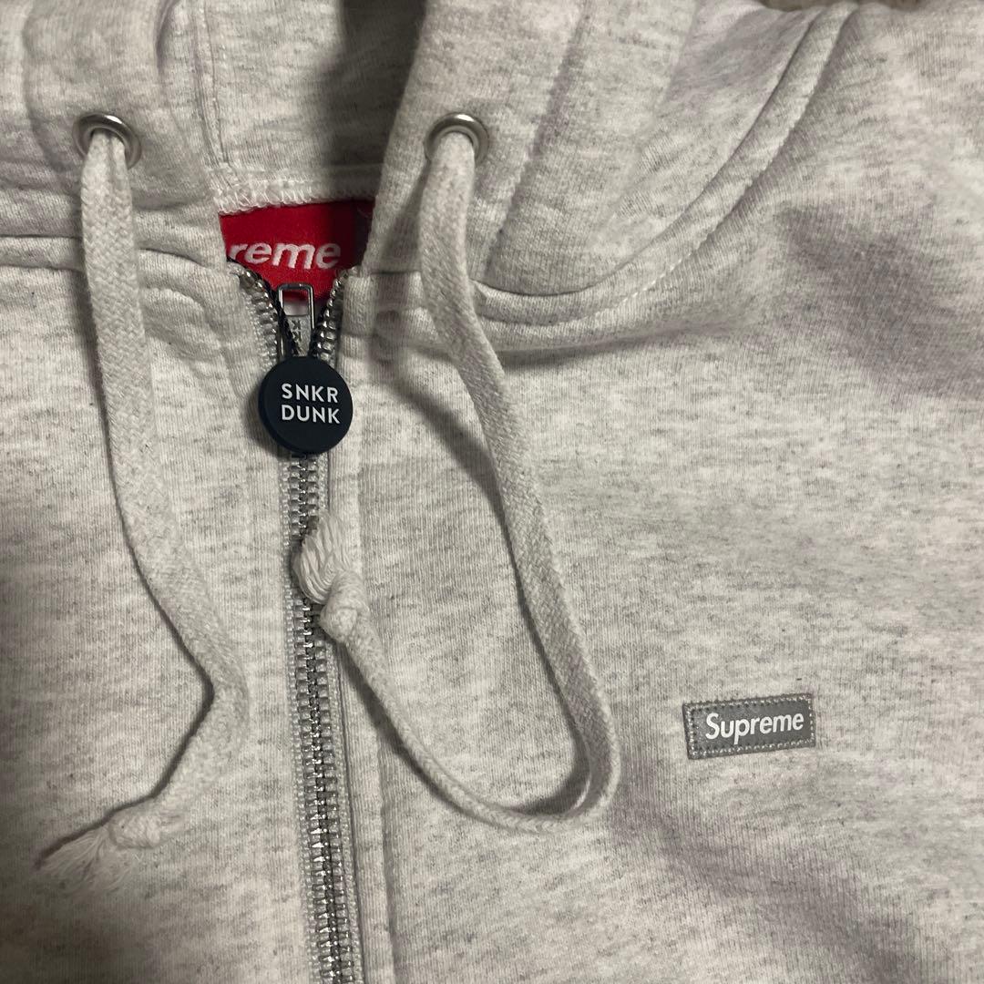あ*の様 Supreme グレー ジップアップパーカー