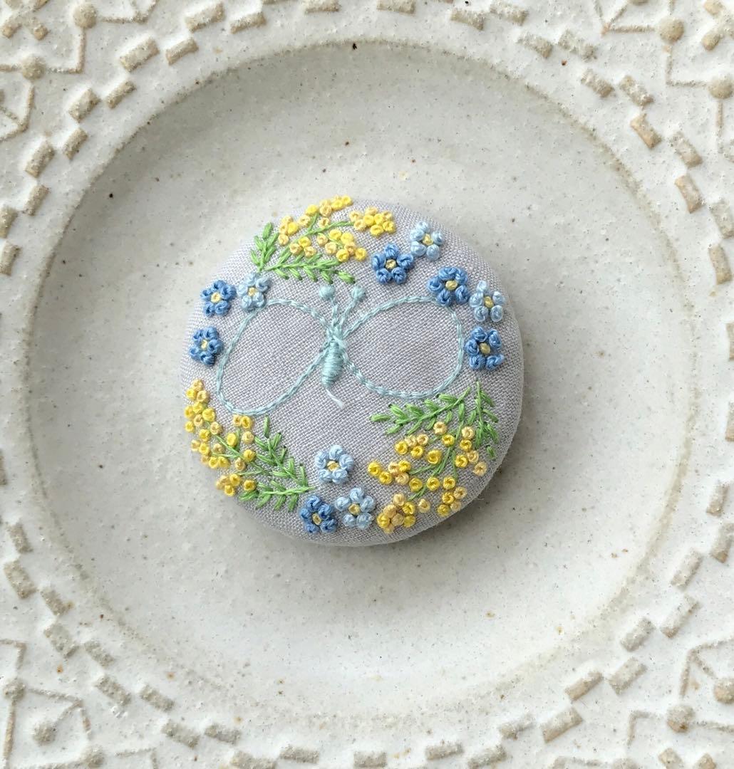 ミナペルホネン 刺繍ブローチ くるみボタン ハンドメイド - メルカリ