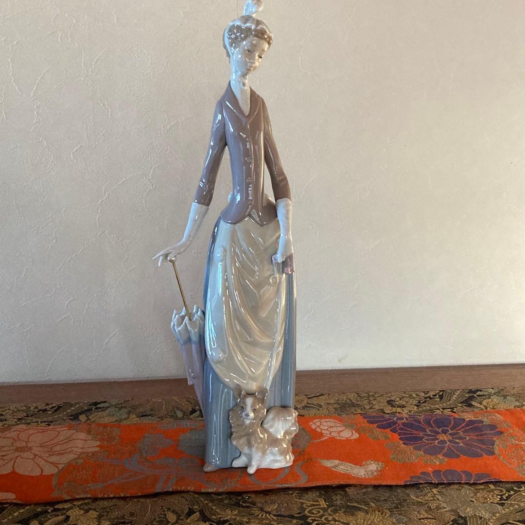 Ｌisa リアドロ犬を連れた婦人花柄陶器2点 LLADRO（リヤドロ） フィギュリン『犬を連れた婦人』 : SELECTORS