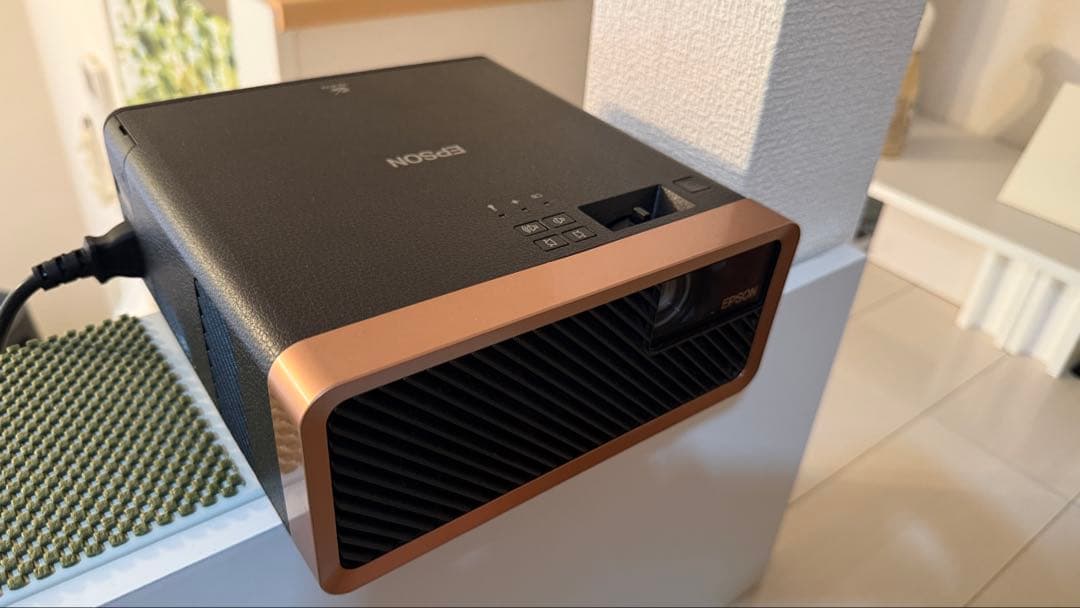 EPSON EF-100BATV プロジェクター Android TV エプソン、Android TVスティック同梱のホーム用液晶プロジェクター「EF