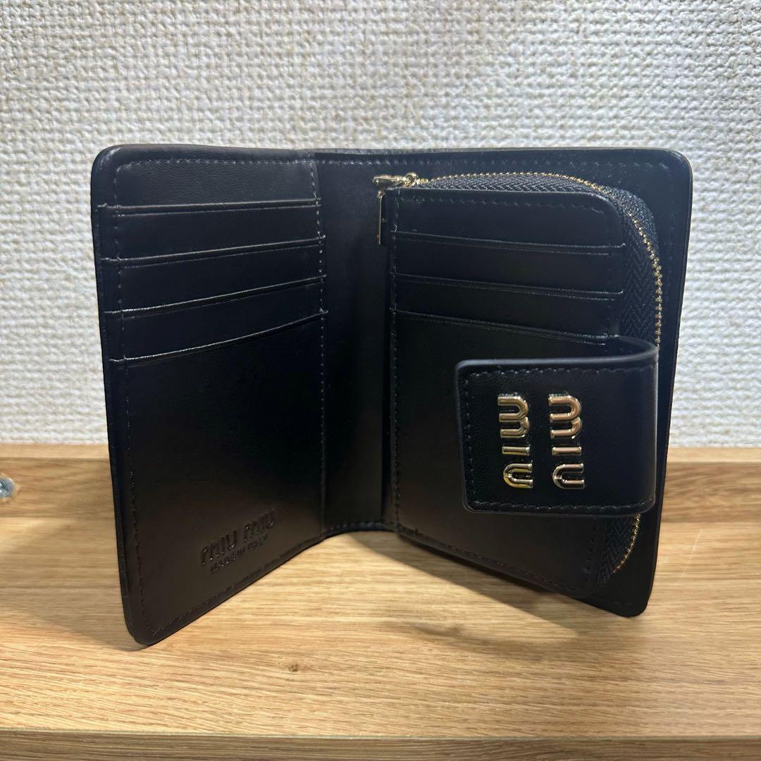 miu miu 黒レザー 二つ折り財布 - メルカリ