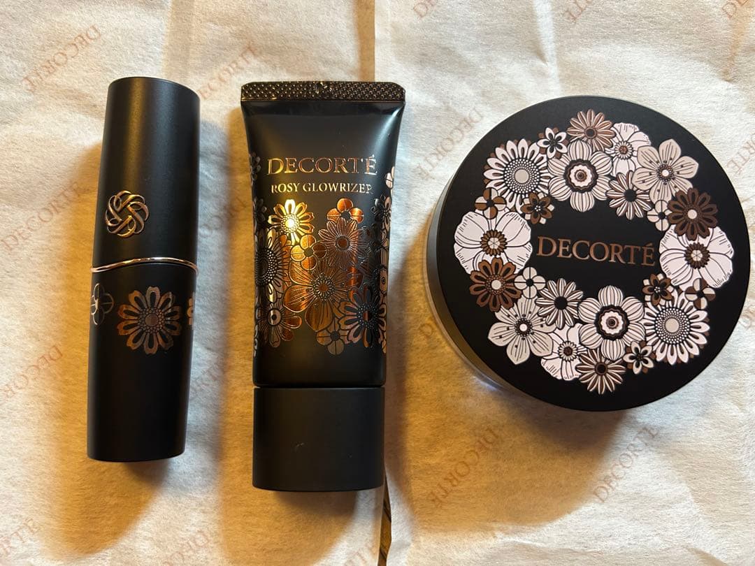 コスメデコルテ 2025 クリスマスコフレ コスメデコルテ×クリスマスコフレ2025】予約＆発売日は？｜ベージュ