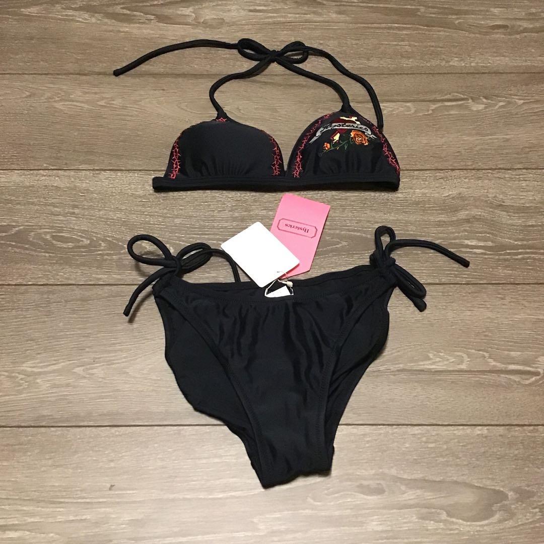 Hysterics 刺繍入りブラックビキニ HYSTERIC GLAMOUR（ヒステリックグラマー）の「DEADLY SOUNDS総柄