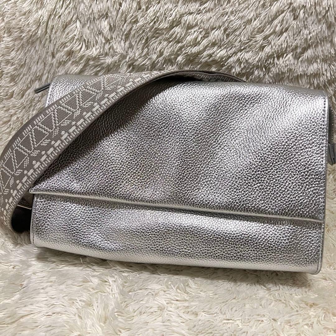 美品✨イアパピヨネ ワイドテープショルダーバッグ シルバー - メルカリ