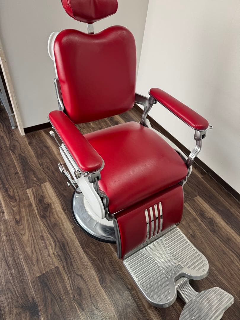 ド*ん様 引き取りタカラベルモント理容椅子 赤 ビンテージ 昇降可 美品 バーバ ド*ん様 引き取りタカラベルモント理容椅子 赤 ビンテージ 昇降可 美品