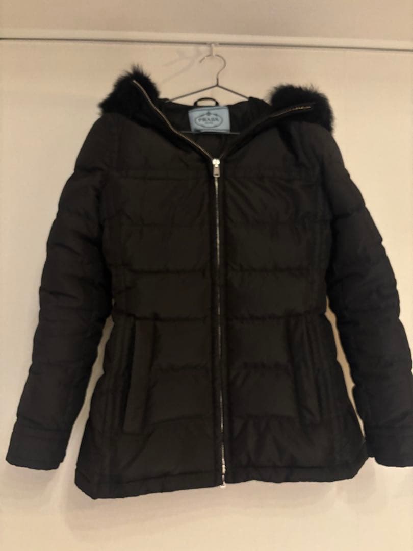 PRADA ブラック ダウンジャケット ファー付き 中古・古着通販】PRADA (プラダ) ファー付きダウンジャケット ブラック