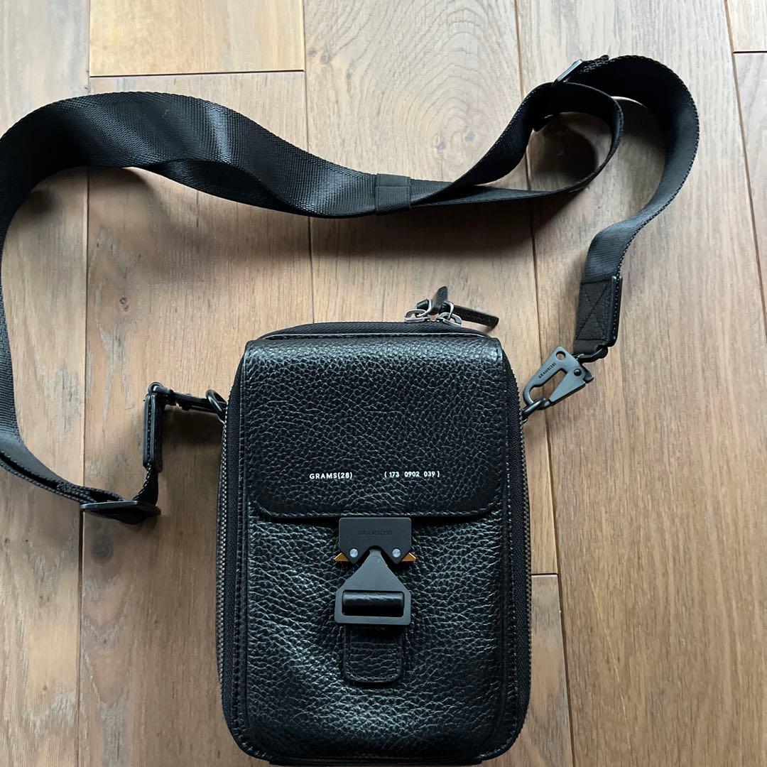 GRAMS(28) 173 モバイル・クロスボディバッグ　グラムス　ブラック GRAMS28 (グラムス28) 173 レザー モバイル クロスボディバッグ