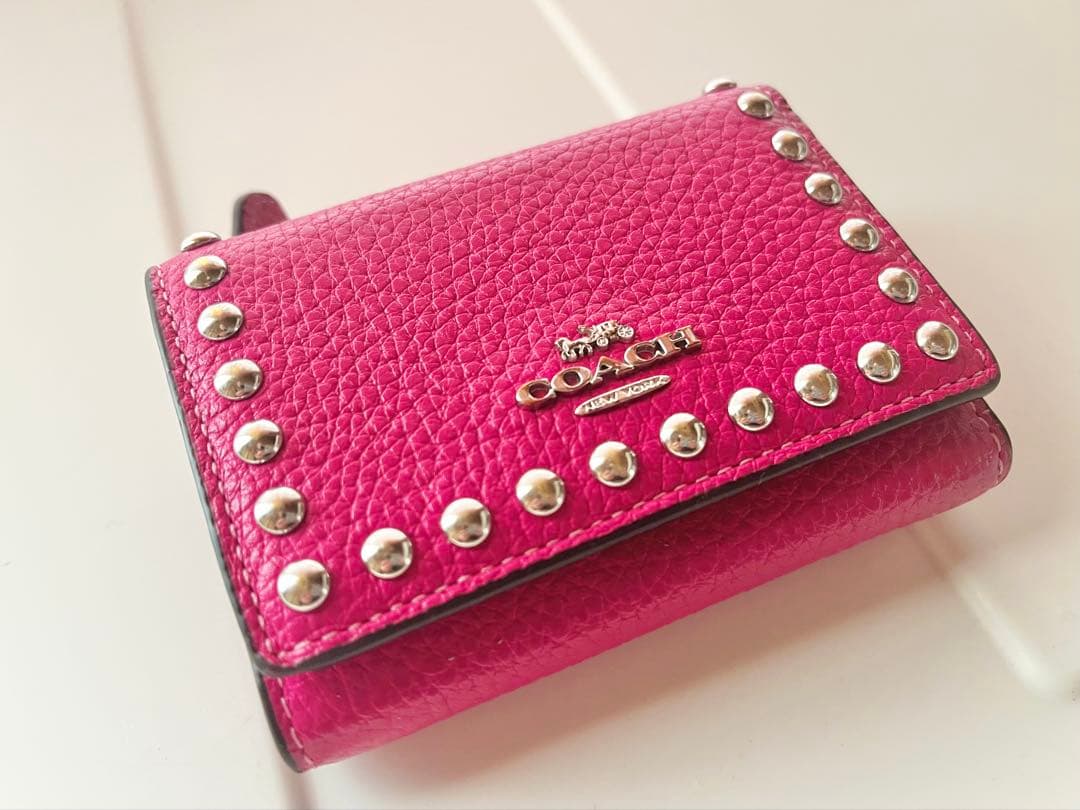 【美品】COACH スタッズ 三つ折り財布 ピンク COACH（コーチ） 財布 レディース 3つ折り 折財布 ミニ財布 コンパクト