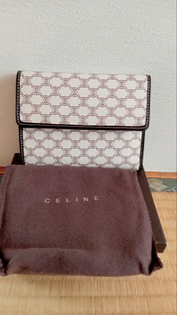 CELINE 二つ折り財布 ロゴパターン未使用品 CELINE（セリーヌ） ロゴ 二つ折り財布（小銭入れあり） カーフ