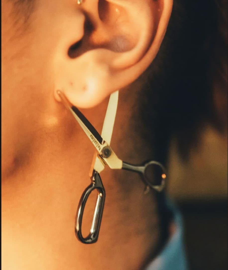 hazama 切り込むイヤーカフ black×gold - メルカリ