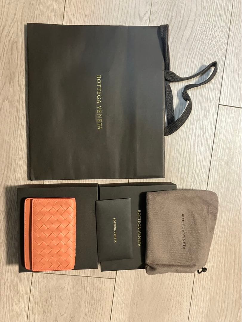 未使用Bottega Veneta オレンジ 二つ折り名刺入れ BOTTEGA VENETA（ボッテガ・ヴェネタ） 財布 二つ折り財布 折財布