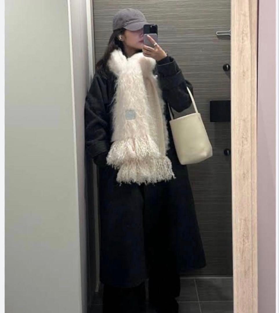 THE TOE PIGALLE SHAGGY MUFFLER ホワイト Pigalle shaggy Vneck knit – THE TOÉ